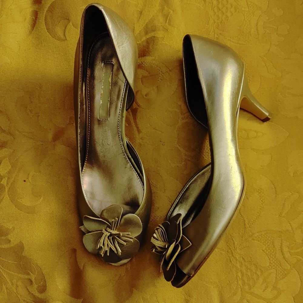 Bandolino gold leather peephole heels with flowers